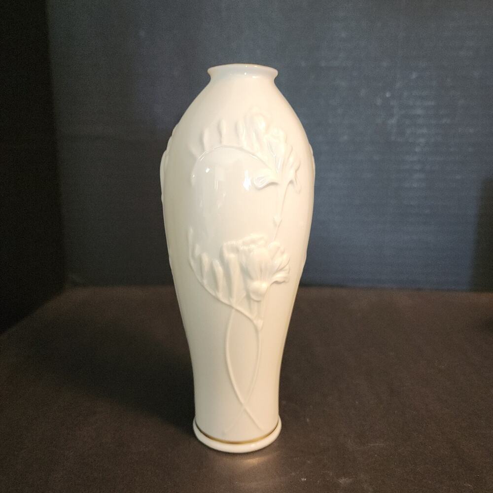 Lenox Masterpiece Bud 6.5" Vase 24k Gold Trim Porcelain Embossed Freesia USA